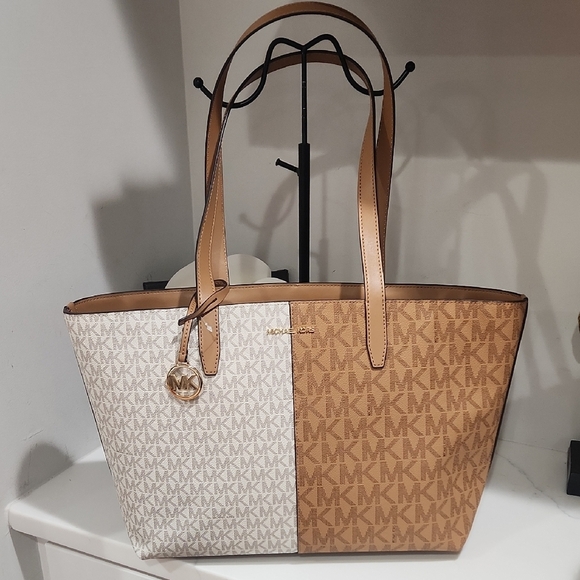 Michael Kors Jet Set Travel bag NWT - Picture 1 of 7